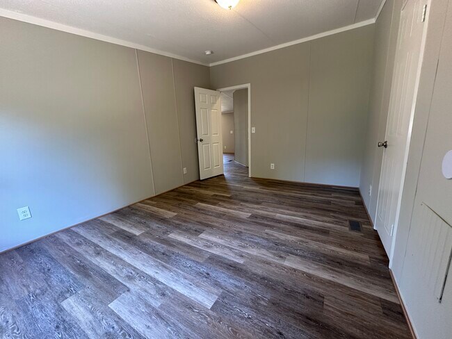 Building Photo - 319 Bridgeview Dr