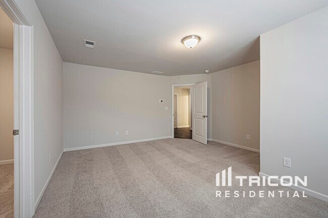 Building Photo - 325 Oxbow St
