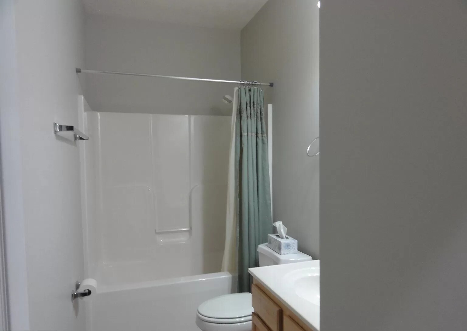 Hall full bathroom - 334 Lora Dr