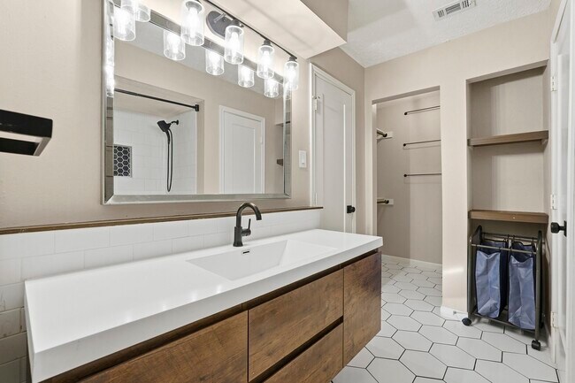 Building Photo - 6231 Autumn Forest Dr