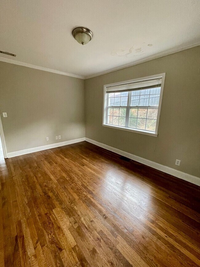 Building Photo - Cozy in Kirkwood