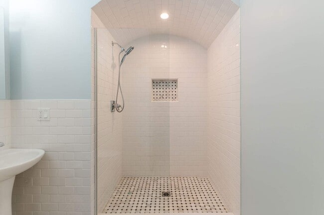 Building Photo - 2170 W 24th St