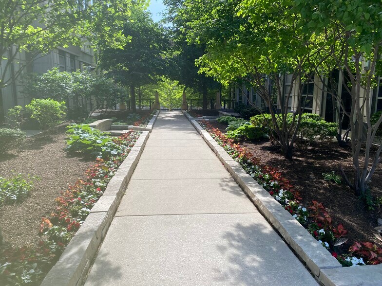 Serene Courtyard - 700 N Larrabee St