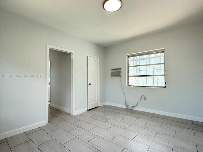 Building Photo - 1060 SW 29th Ave
