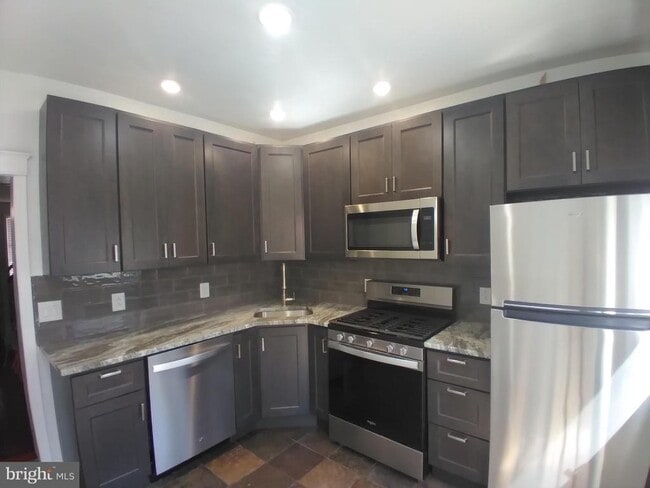 Building Photo - 224 Watkins St