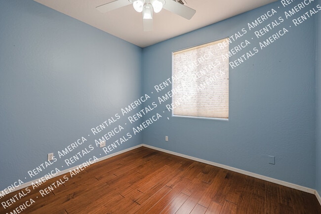 Building Photo - *$500 off the 1st full month's rent with a...