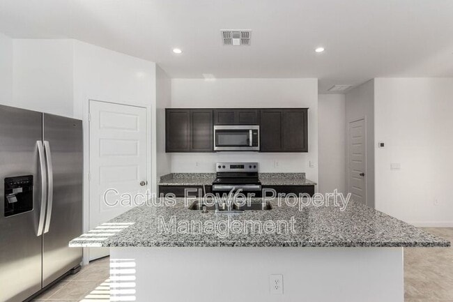 Building Photo - 2037 W Shelly Ave