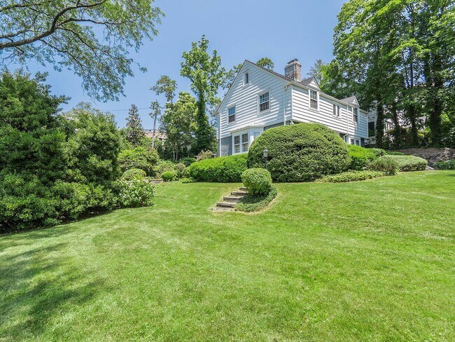 Building Photo - 221 Manhasset Ave