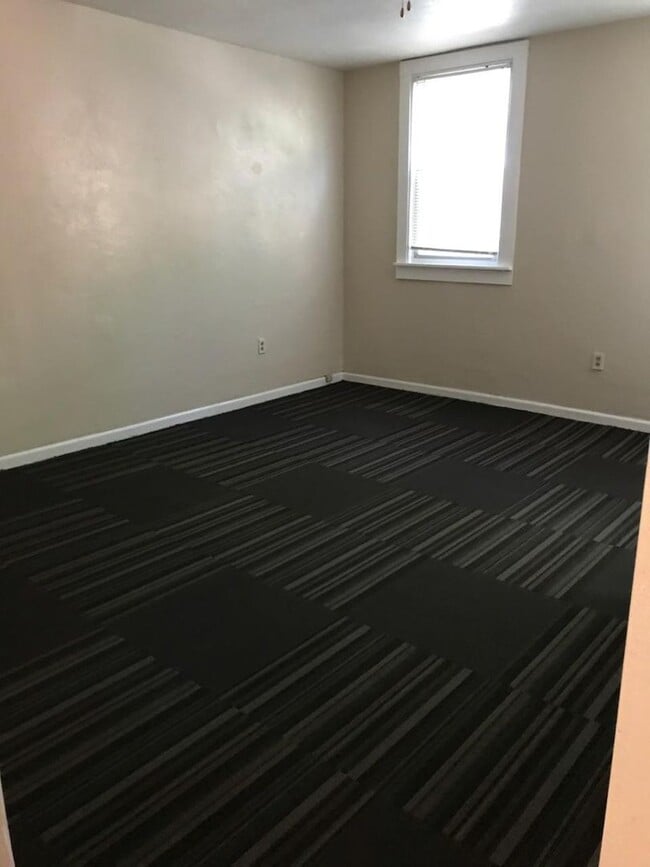 Building Photo - South Side Flats 3 Bedroom House