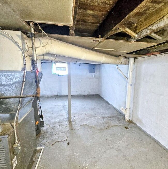 Building Photo - 3-Bedroom Home with Attic and Basement in ...