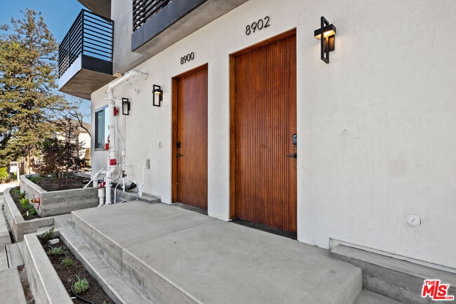 Building Photo - 8902 Sawyer St