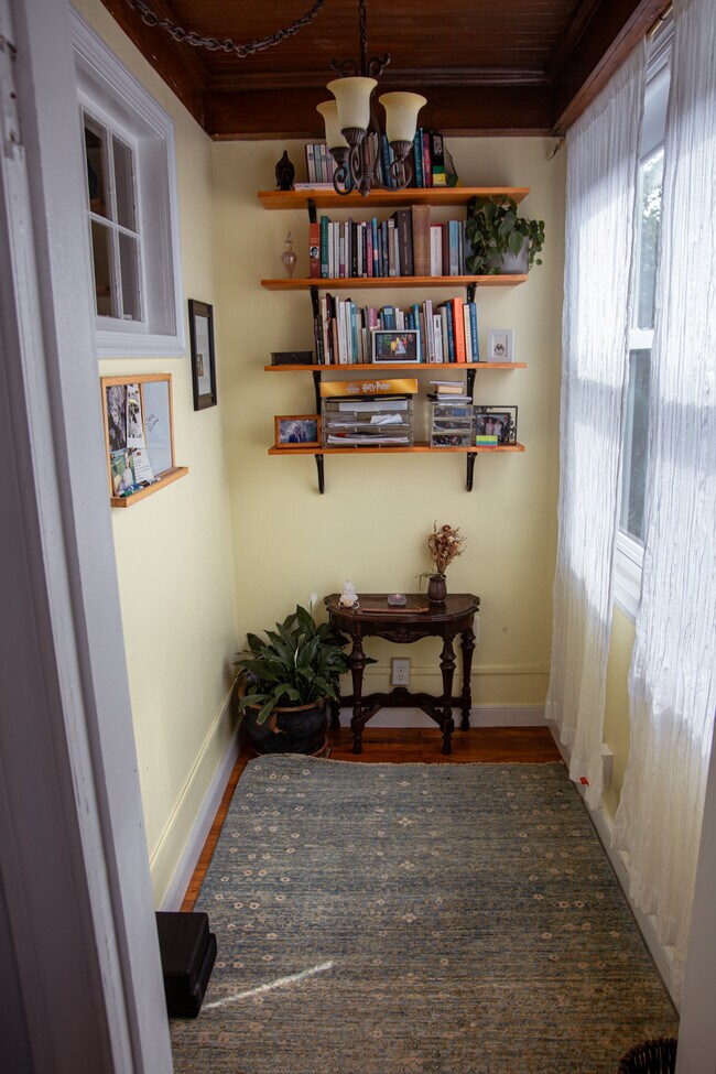 Extra Room - 36 W Eagle St