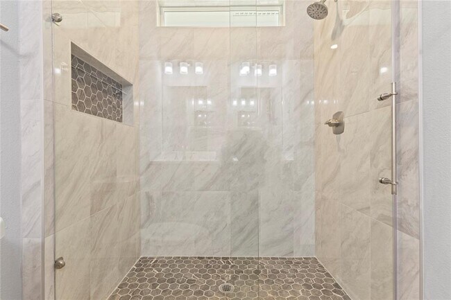 Building Photo - 240 Shadow Oak Dr