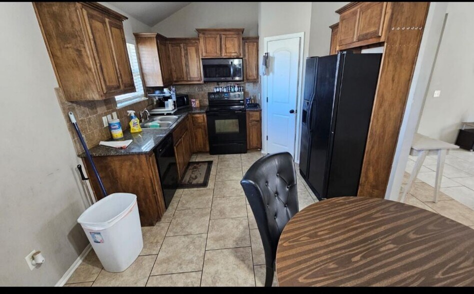 Building Photo - 12812 Heritage Oaks Dr