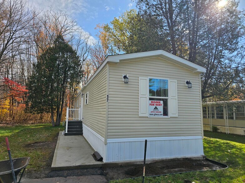 Building Photo - 17 Mapledale Acres