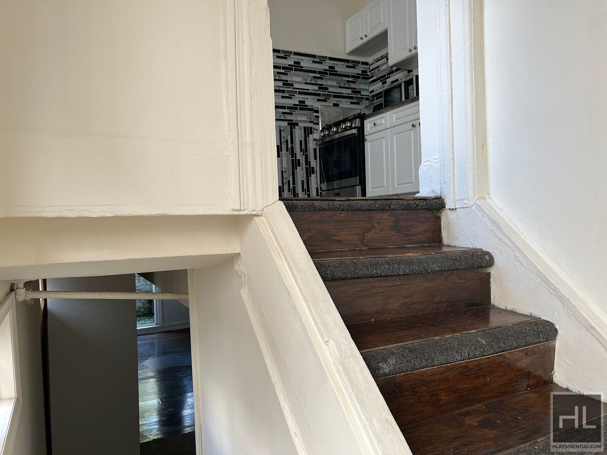 Building Photo - 3BR 1BA Sunny Corner Duplex w/ private yard