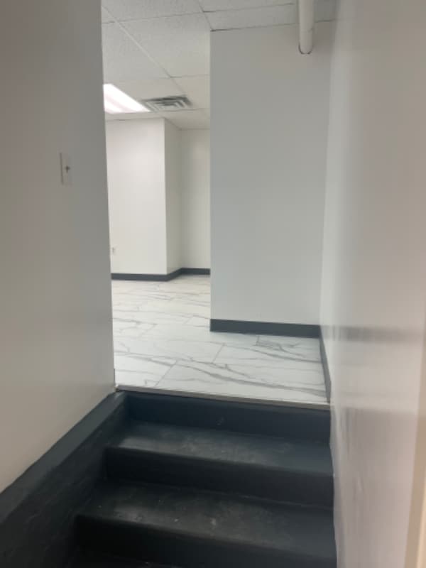 Building Photo - 215 E 21st St