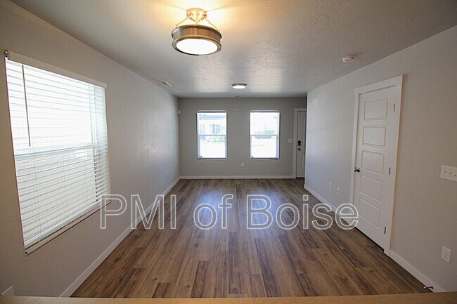 Building Photo - 960 S Nautilus Ave