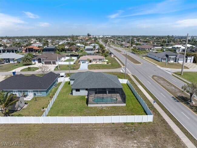 Building Photo - 2100 SW 41st St