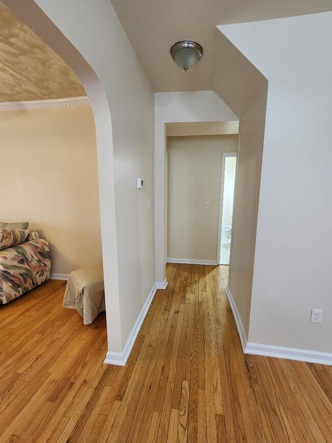 Building Photo - 2701 Woodsdale Ave