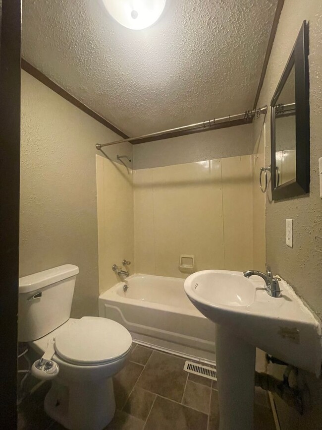 Building Photo - Nice Home w/Garage Available Now in Benton!