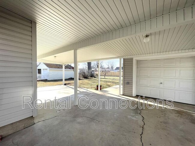 Building Photo - 604 S Carbon St