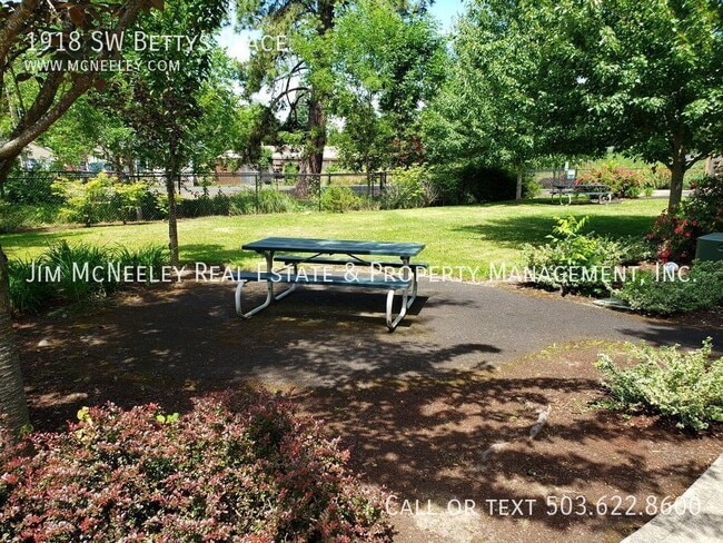 Building Photo - 1918 SW Betty's Pl