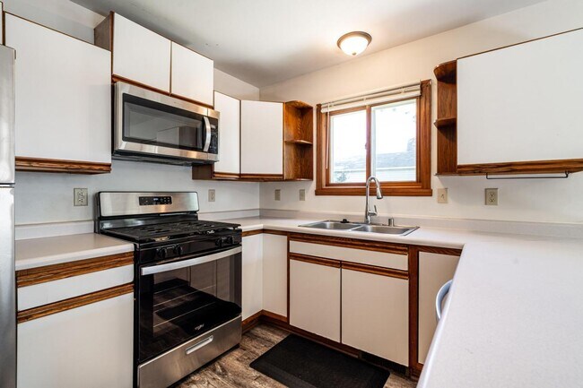 Building Photo - 1502-1504 S 101st St