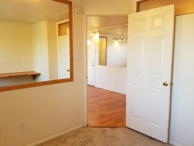 Building Photo - REDUCED! TOP FLOOR 2 BD/1 BA w/ washer/dry...