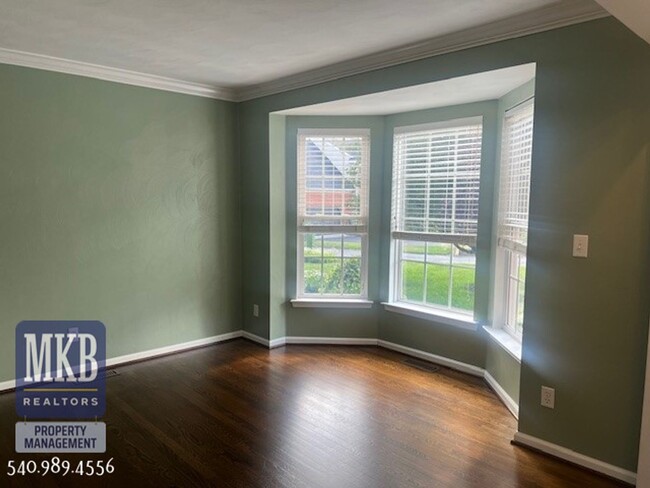 Building Photo - Luxurious 4 Bd/3.5Ba home located in The G...