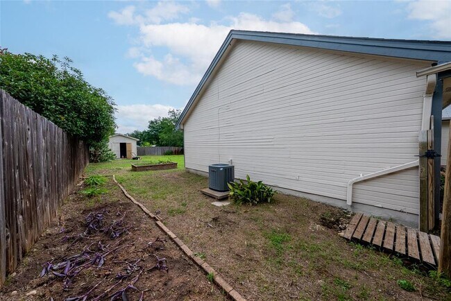 Building Photo - 1702 Ireland Dr