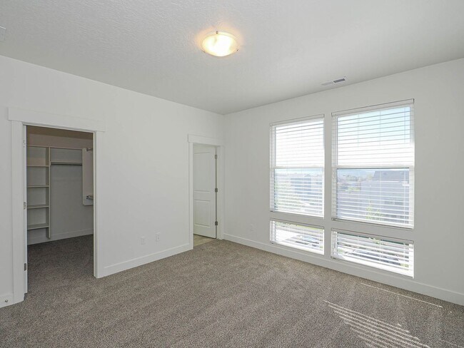 Building Photo - 3 Bedroom, 2.5 Bathroom in South Jordan
