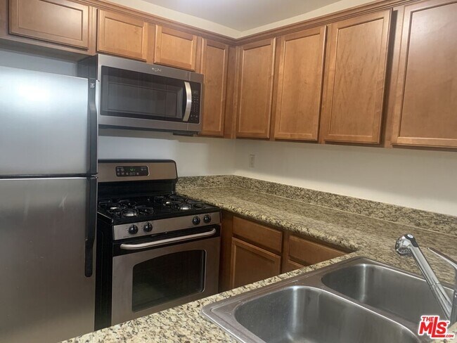 Building Photo - 355 N Maple St