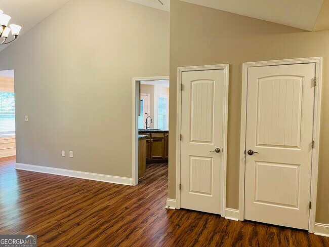 Building Photo - 5750 Crest Hill Dr NE