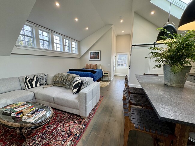 Building Photo - 67 Kings Hwy N