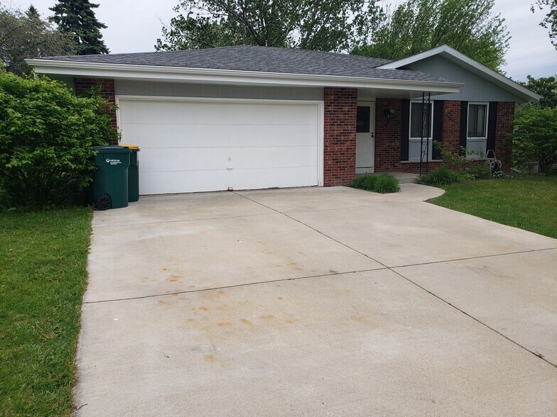 Building Photo - 500 Westport Dr