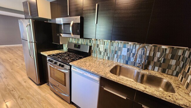 Building Photo - Beautiful 2 bedroom house with granite and...