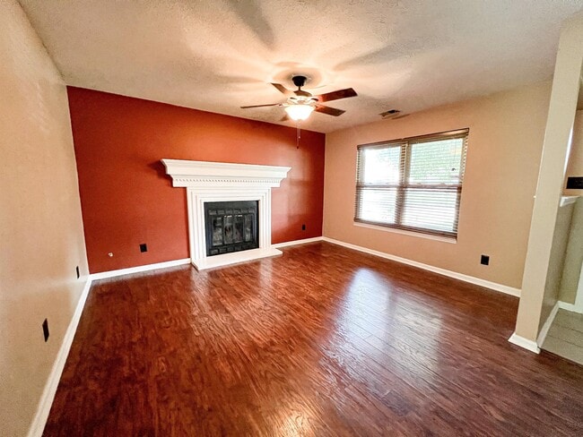 Building Photo - 1559 Summerhill Dr