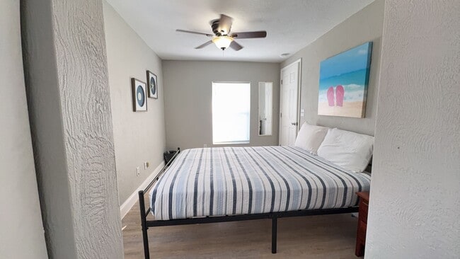 Building Photo - Fully Furnished One Bedroom Long Term Beac...