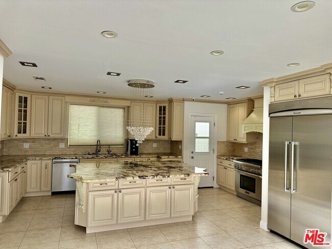 Building Photo - 128 S Swall Dr