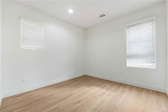 Building Photo - 7209 N Chestnut Ln