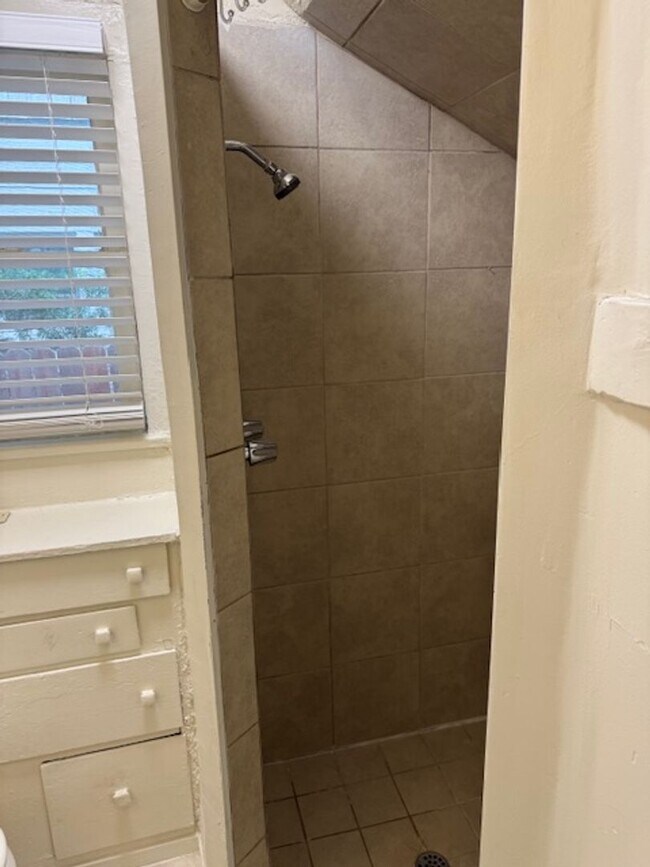 Building Photo - 501 W 8th St