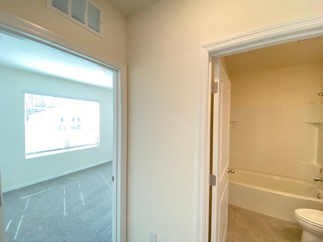 Building Photo - Desirable SE Ocala Subdivision - Lake Diamond-North - 4/3/2 *Available Soon* Won't Last!