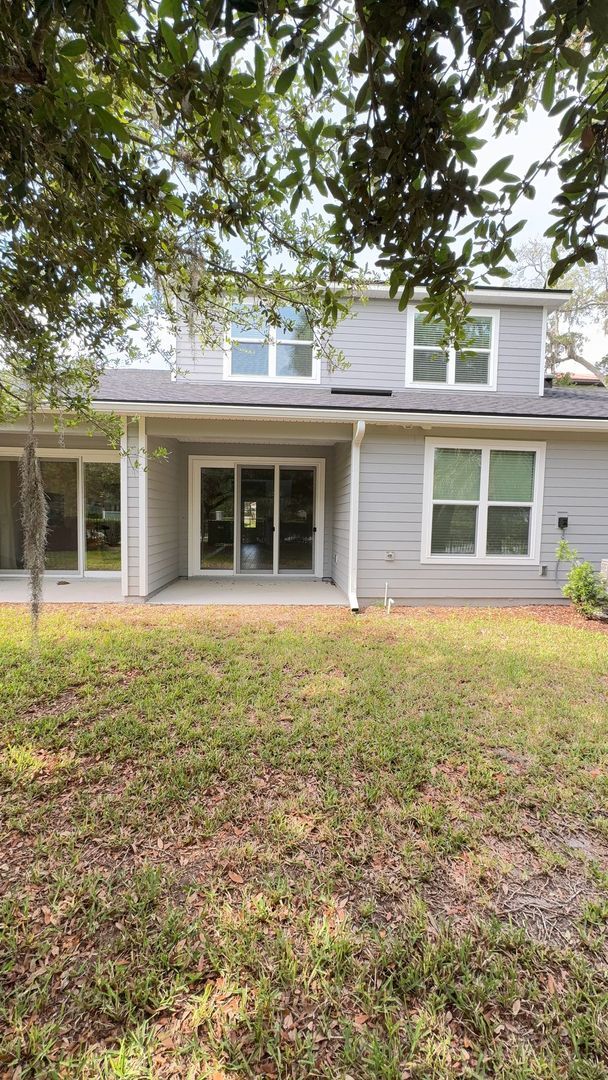 Building Photo - Luxury 3 Bedroom 2.5 Bath 2 car garage Townhome in the Gated Community of the Hammock