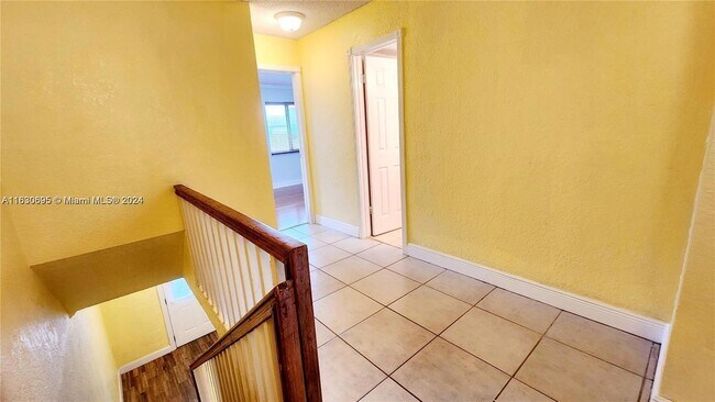 Building Photo - 6516 SW 41st Ct
