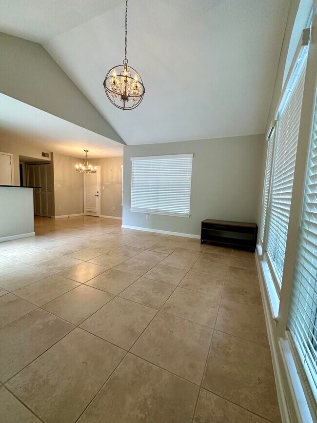 Building Photo - 1050 Crystal Way