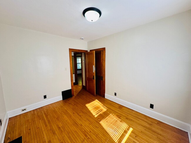 Building Photo - Charming 2-Bedroom Home with Hardwood Floo...