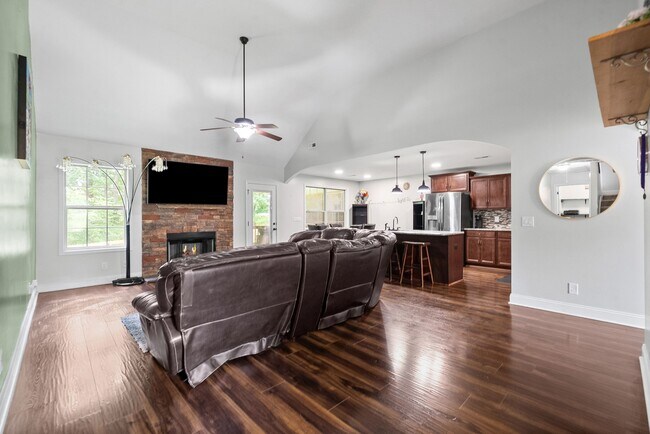 Building Photo - 125 Sycamore Hill Dr