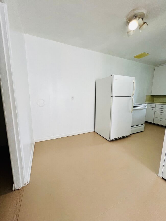 Building Photo - 118 W Birch St