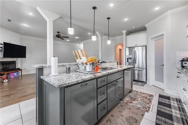 Building Photo - 1100 Huntleigh Dr
